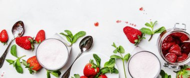 Çilekli süt smoothies çilek ve yeşil nane, beyaz arka plan, görünümü top