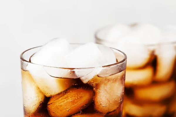 Coca Molto Fredda Con Cubetti Ghiaccio Sfondo Grigio Messa Fuoco — Foto Stock