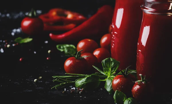 Kryddig Tomatjuice Med Chili Paprika Och Grön Basilika Glasflaskor Svart — Stockfoto