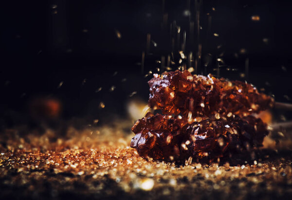 Сладкие сахарные палочки, темный фон, избирательный фокус
