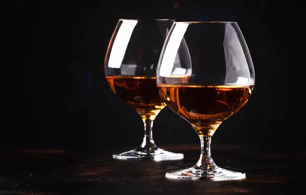 Cognac Glazen Donkere Achtergrond Selectieve Aandacht — Stockfoto