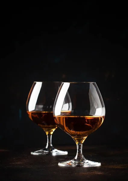 Cognac Gafas Fondo Oscuro Enfoque Selectivo —  Fotos de Stock