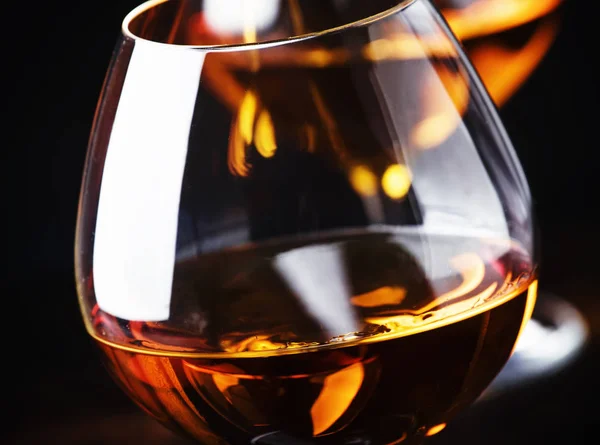 Cognac Bicchieri Sfondo Scuro Messa Fuoco Selettiva — Foto Stock