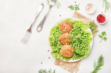 Balık Köfte veya pirzola deniz cod yeşil sebzeler, üstten görünüm ile gelen