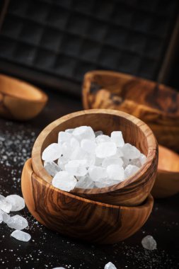 Beyaz Kristal şeker şeker, kahverengi zemin, seçici odak