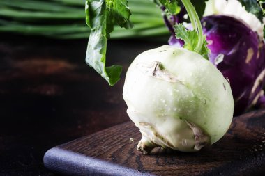 Yeşil sarımsak lahana, kahverengi arka plan, seçici odak