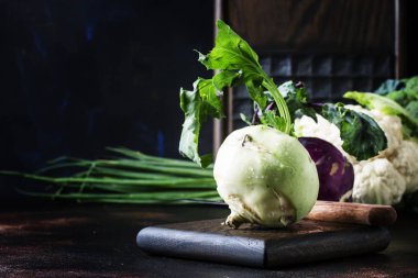 Yeşil sarımsak lahana, kahverengi arka plan, seçici odak