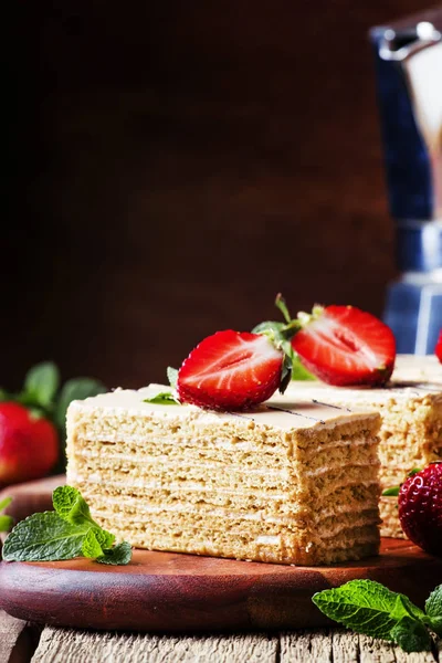 Honigkuchen Mit Erdbeeren Und Grüner Minze Dekoriert Alter Holzhintergrund Selektiver — Stockfoto