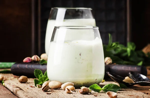 Pistazienmilch Cocktail Mit Eis Nuss Und Grüner Minze Altem Holzhintergrund — Stockfoto