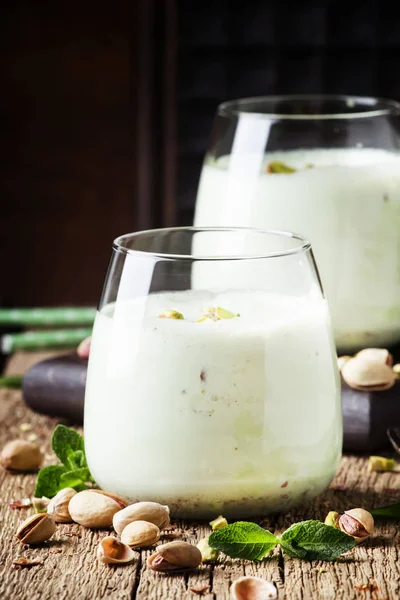 Cóctel Leche Pistacho Con Helado Nuez Menta Verde Fondo Madera —  Fotos de Stock