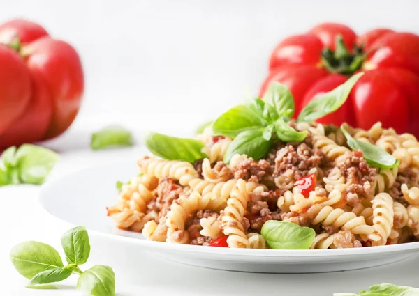 Massa Preparada Com Molho Carne Com Tomate Manjericão Placa Branca — Fotografia de Stock