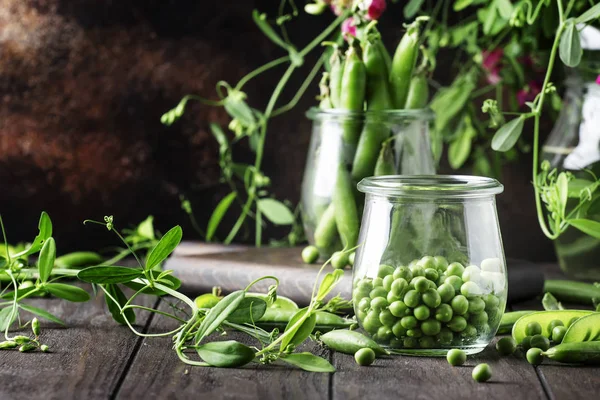 Groene Erwten Glazen Pot Bruine Achtergrond Selectieve Aandacht — Stockfoto