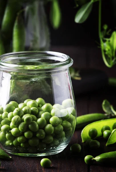 Groene Erwten Glazen Pot Bruine Achtergrond Selectieve Aandacht — Stockfoto