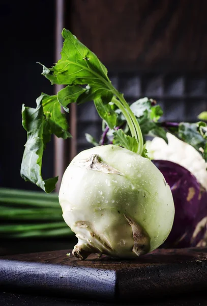 Yeşil sarımsak lahana, kahverengi arka plan, seçici odak