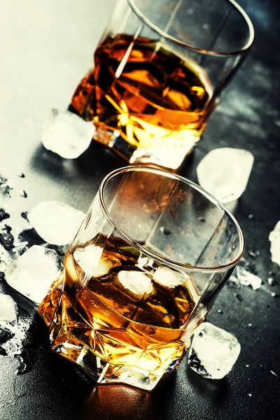 Koude Whisky Met Ijsblokjes Zwarte Tabel Selectieve Aandacht — Stockfoto