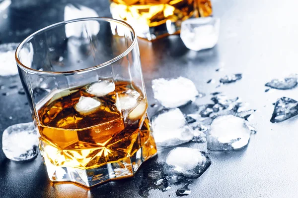 Koude Whisky Met Ijsblokjes Zwarte Tabel Selectieve Aandacht — Stockfoto