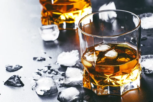 Whisky Frío Con Cubitos Hielo Mesa Negra Enfoque Selectivo — Foto de Stock