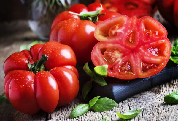 Antika ahşap masa, seçici odak üzerinde büyük kırmızı domates