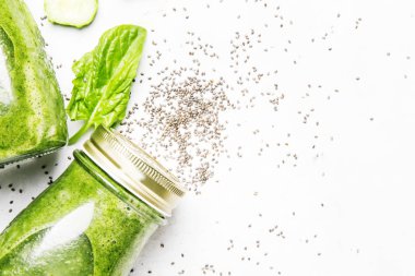 Yeşil sağlıklı vegan smoothies ile ıspanak, salatalık ve chia tohumu, üstten görünüm