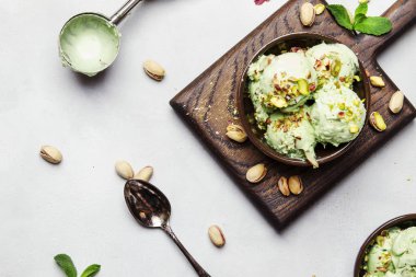 Kahverengi kase, üstten görünüm yeşil fıstıklı dondurmalı nane yaprakları