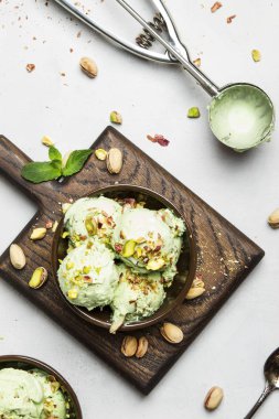 Kahverengi kase, üstten görünüm yeşil fıstıklı dondurmalı nane yaprakları