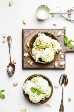 Kahverengi kase, üstten görünüm yeşil fıstıklı dondurmalı nane yaprakları