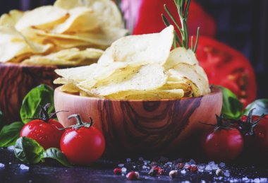 Tuzlu patates cipsi, seçici odak