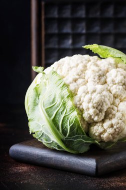 Arka plan, seçici odak üzerinde taze bütün karnabahar