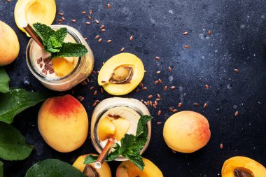 Sağlıklı kayısı smoothies cam şişeler ve taze meyve, üstten görünüm