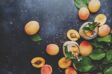 Sağlıklı kayısı smoothies cam şişeler ve taze meyve, üstten görünüm