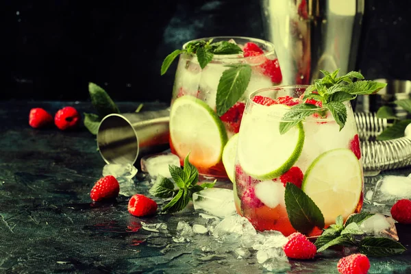 Musim Panas Dingin Koktail Alkohol Raspberry Mojito Koktail Dengan Kapur — Stok Foto