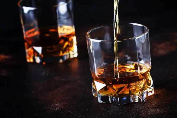 Whiskey Versa Vetro Sfondo Scuro Focus Selettivo — Foto Stock