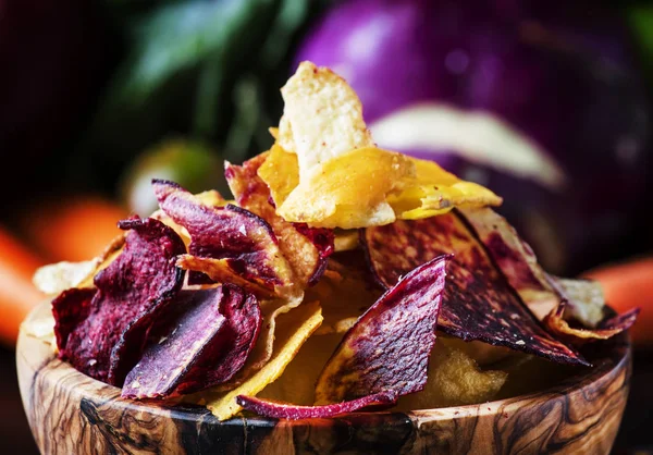 Vegan Snacks Veelkleurige Plantaardige Chips Houten Kom Achtergrond Uit Set — Stockfoto