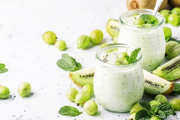 Bektaşi üzümü, kivi ve yoğurt chia tohum, gri arka plan, seçici odak ile smoothies