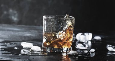 Buz, cam, koyu renk arka plan, dışında sıçraması ile viski görüntü, seçici odak tonda