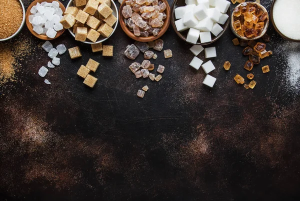 Sada Různých Bílého Hnědého Cukru Sortimentu Tmavé Pozadí Pohled Shora — Stock fotografie