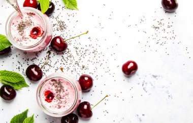 Pembe kiraz smoothies ile yoğurt ve chia tohumu, gri arka plan, üstten görünüm