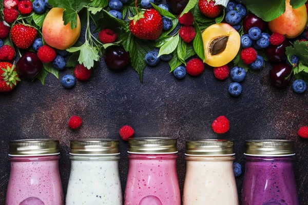 요구르트 신선한 배경에 딸기와 유용한 다채로운 스무디 — 스톡 사진