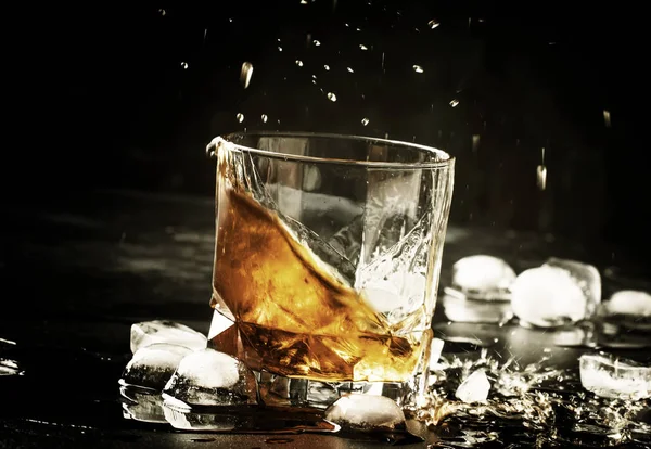 Whisky Con Hielo Salpicaduras Vidrio Fondo Oscuro Imagen Tonificada Enfoque — Foto de Stock