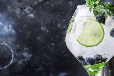 Yaz alkollü kokteyl böğürtlenli mojito ROM, nane, limon ve buz, Araçlar, gri arka plan bar