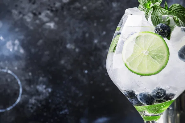 Coctel Alcohólico Verano Mojito Arándanos Con Ron Menta Lima Hielo —  Fotos de Stock