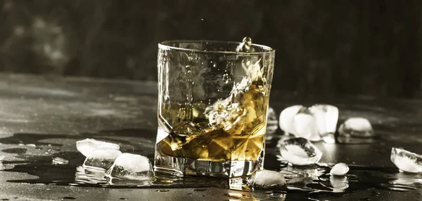 Whisky Con Ghiaccio Schizzi Vetro Sfondo Scuro — Foto Stock