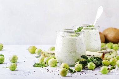 Bektaşi üzümü, kivi ve yoğurt chia tohum ile smoothies