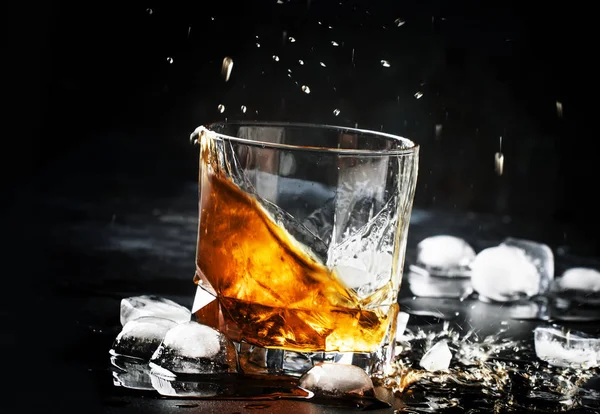 Whisky Con Hielo Salpicaduras Vidrio Fondo Oscuro — Foto de Stock