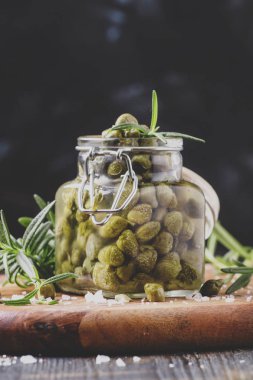 Sirke, sığ derinlik-in tarla içinde tuzlu Kapari  