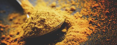 Zemin zerdeçal veya curcuma, siyah arka plan