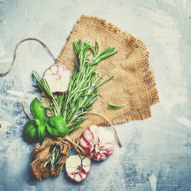 Sarımsak ve baharatlı otlar, kare görüntü