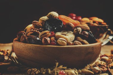 Sağlıklı gıda: fındık ve kuru meyve, vintage ahşap arka plan
