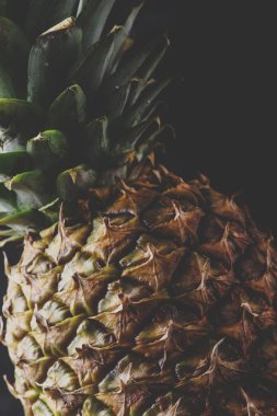 Taze ananas, koyu ahşap arka plan