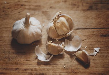 bir ahşap tahta ve tonlu görüntü Çiğ sarımsak